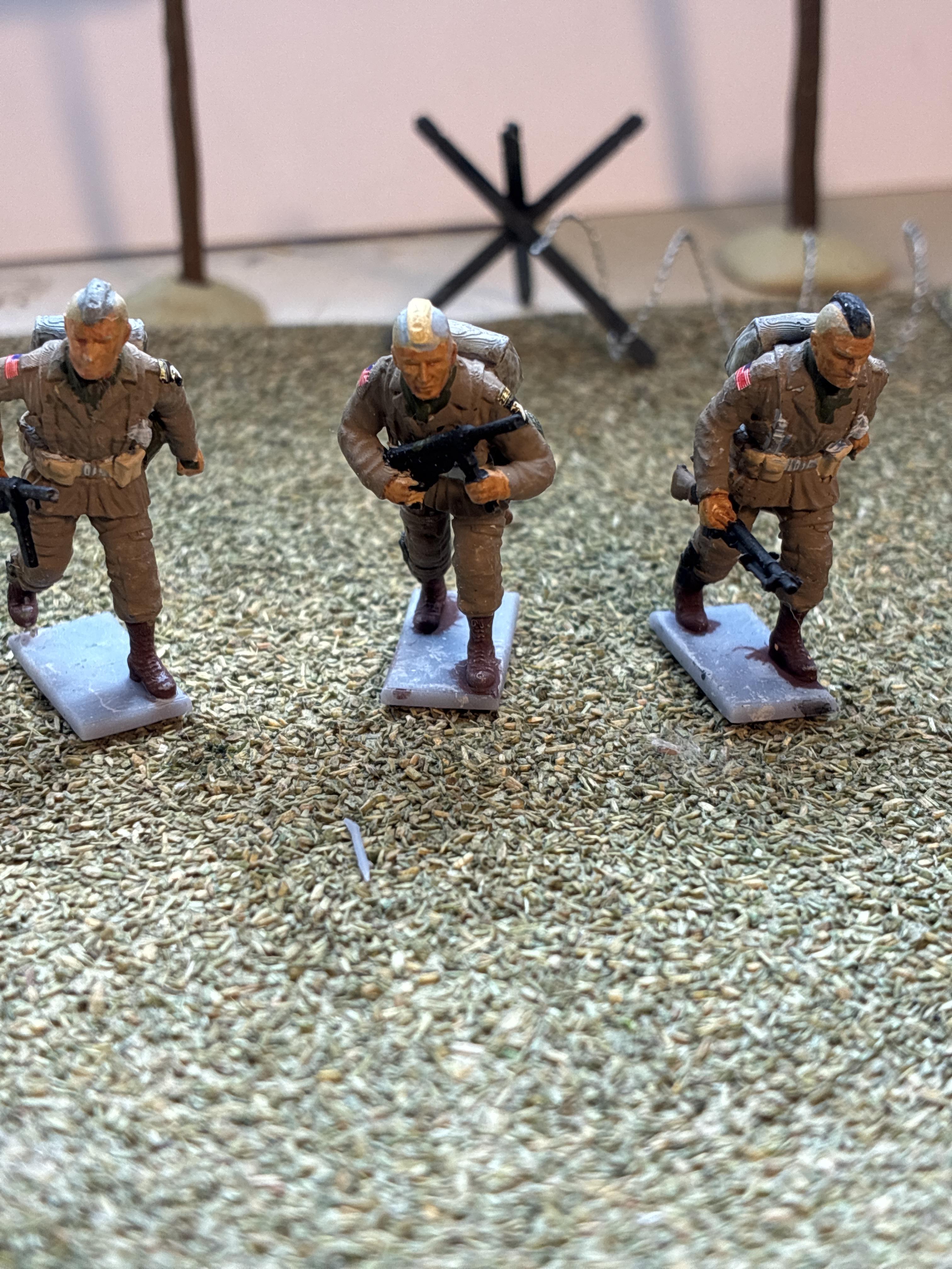 Customer-painted US Airborne Advancing Mohawk figures