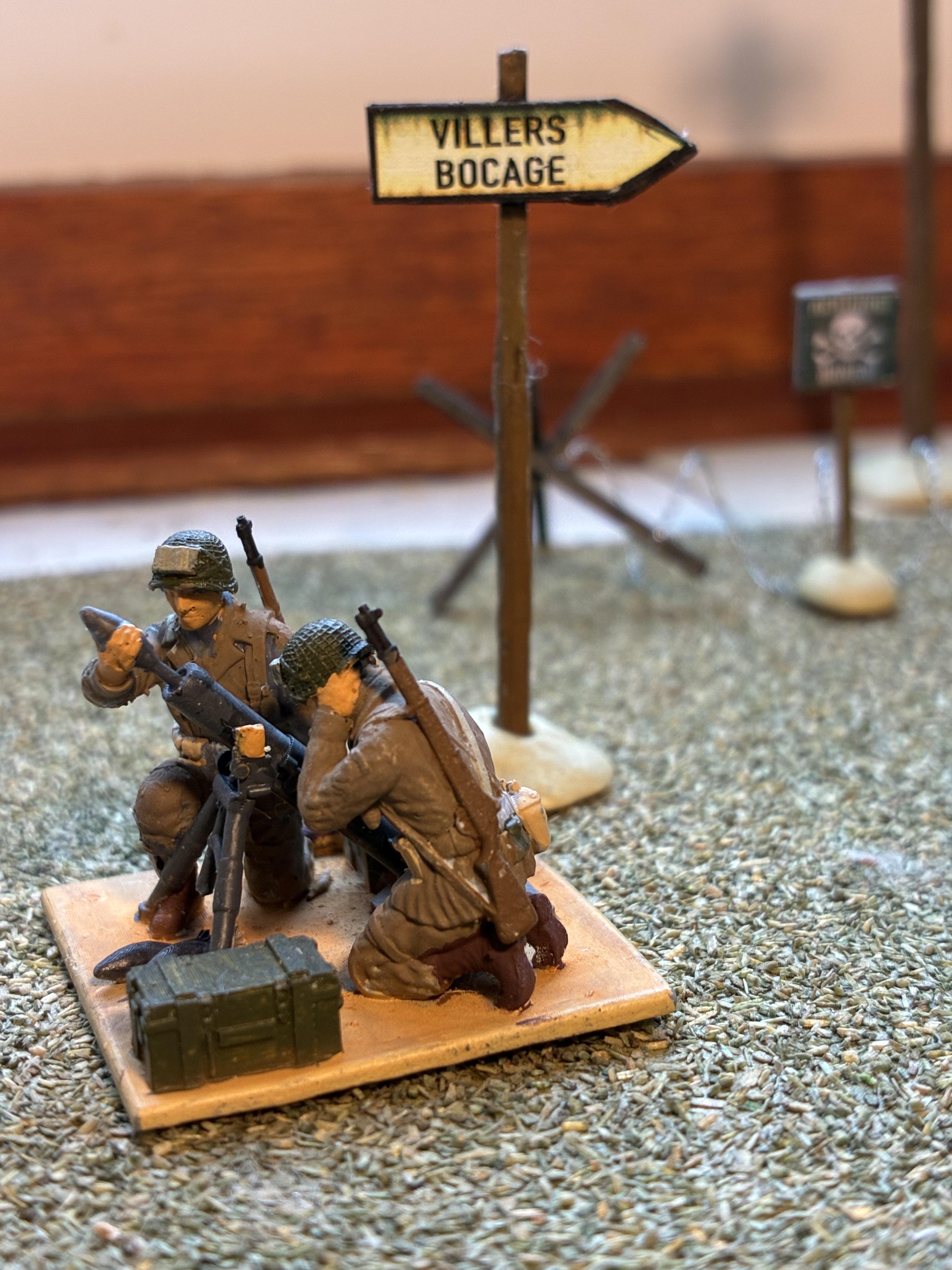 Customer-painted US Airborne Mortar Team with Field Dressings